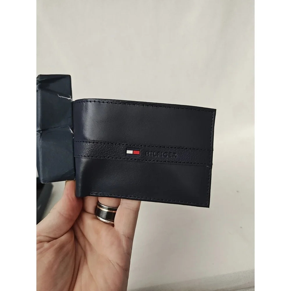 New Tommy Hilfiger Men's Ranger Leather Passcase Wallet Removable Card Case Navy